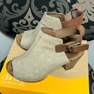 ❤️‍🔥👡Dansko Taupe Lace design heels
